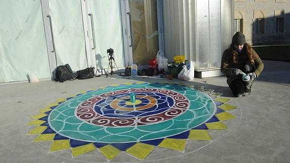 La artista, con su obra. 