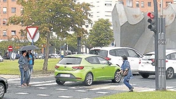 Los peatones cruzan con miedo por Bulevar de Euskal Herria pese al semáforo en rojo para vehículos. 