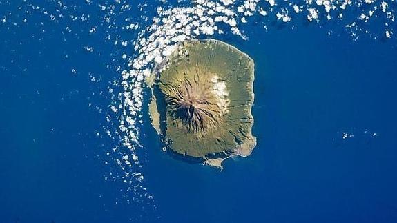 Imagen de la isla Tristán de Acuña, tomada desde la Estación Espacial Internacional en febrero de 2013.