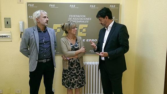 Gustavo Sánchez, junto a Carlos Martínez y Emiliana Molero. 