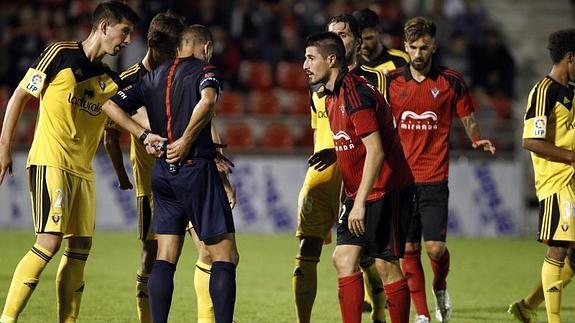 Jugadores de Osasuna protestan al árbitro durante el encuentro ante el Mirandés en Copa.