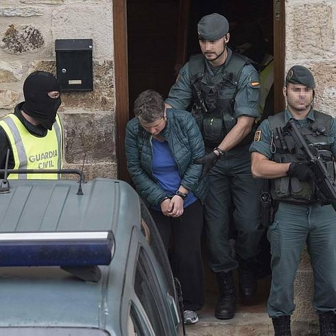 La Guardia Civil, realizando un registro en Otxandio.