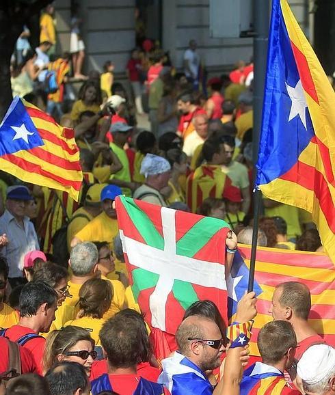 Una ikurriña entre las banderas independentistas catalanas en la manifestación de la Diada.