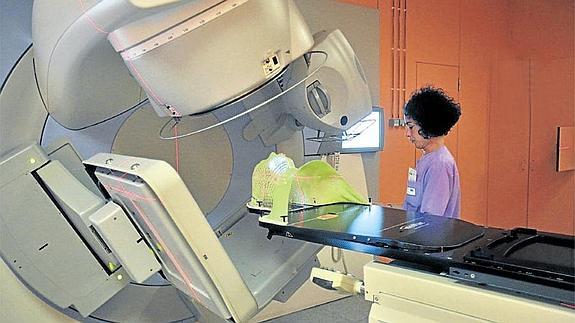 Una de las especialistas comprueba el funcionamiento de uno de los aceleradores de Txagorritxu. 