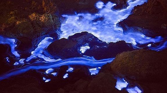 El extraordinario volcán que escupe lava azul