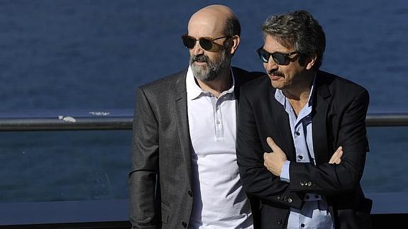 Javier Cámara y Ricardo Darín posan para los medios.