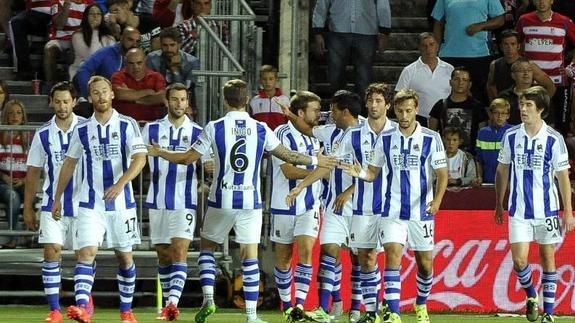 Los jugadores de la Real celebran uno de los goles.
