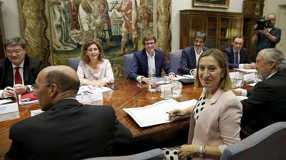 La ministra Ana Pastor presidió ayer la reunión sobre el TAV, a la que acudieron la consejera Oregi y los alcaldes de Bilbao, Vitoria y San Sebastián.