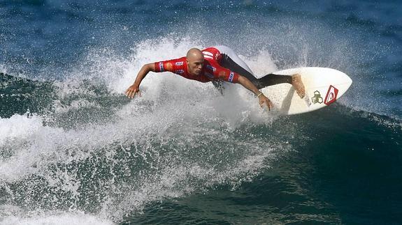 Un surfista toma una ola en Sopela.