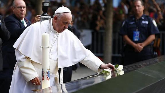 El papa Francisco reza durante su visita al memorial del 11-S en Nueva York.