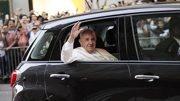 El Papa en el Fiat 500 que le recogió en la base militar Andrews. 