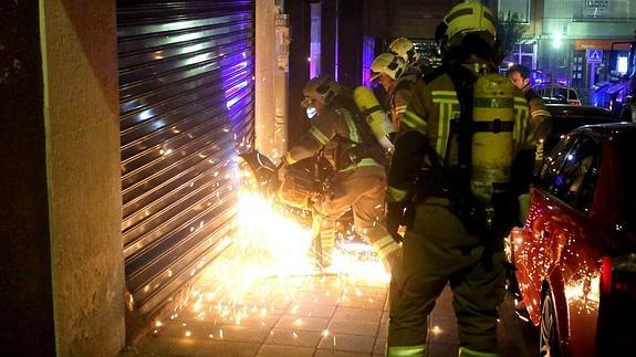 Los bomberos hicieron uso de una sierra para acceder al local. 