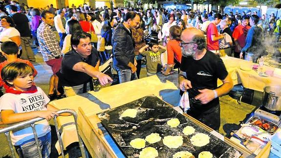 Un hombre prepara talos en plenas fiestas de Las Mercedes.