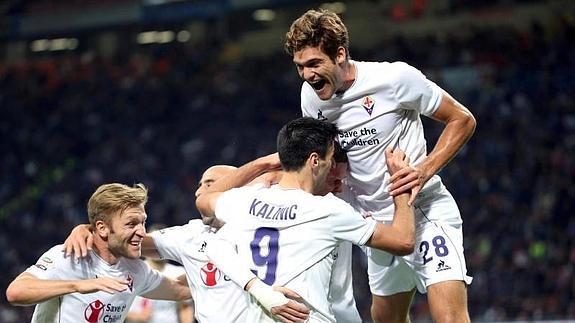 Los jugadores de la Fiorentina felicitan a Kalinic por uno de sus goles contra el Inter.