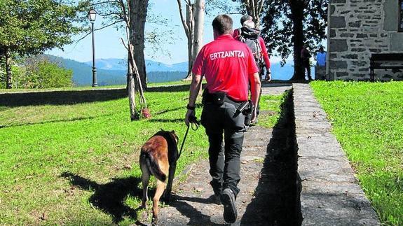 Efectivos de la Ertzaintza participaron en la búsqueda de Mariola. 