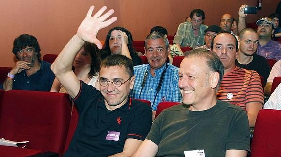 Juan Carlos Monedero junto con el secretario general de Podemos en Euskadi, Roberto Uriarte.