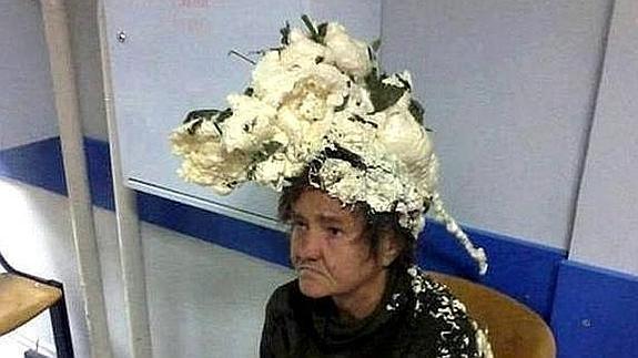 La mujer espera en lo servicios de urgencias de un hospital.