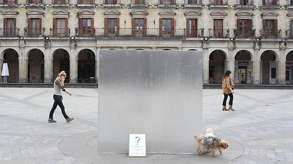 Uno de los cubos ubicado en la plaza de España. 