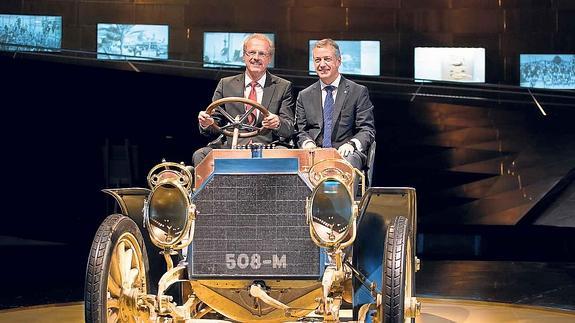 Urkullu y el vicepresidente ejecutivo de Mercedes, Mornhinweg, en el primer vehículo que fabricó la marca alemana.