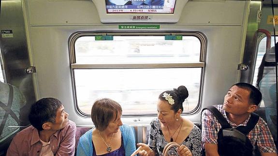 Una televisión en un tren de Hong Kong muestra la imagen de Edward Snowden.