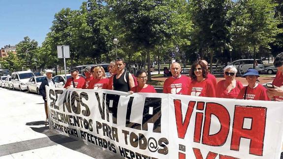 Afectados manifestándose ante un hospital vasco.