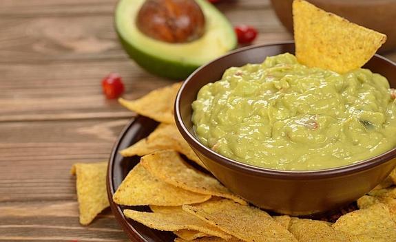 El guacamole, ya preparado, con sus correspondientes totopos, que aquí llamaríamos nachos.