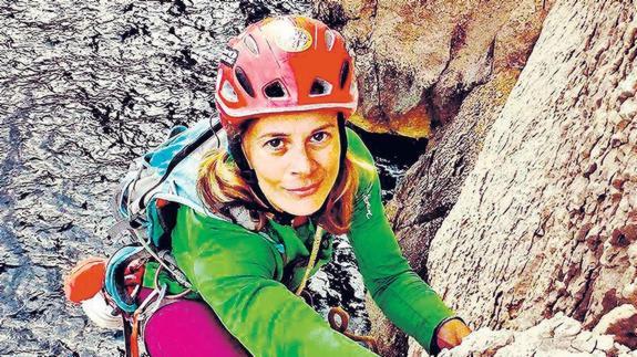 Araceli Segarra escalando en el Petit Capucin, una aguja de los Alpes franceses.