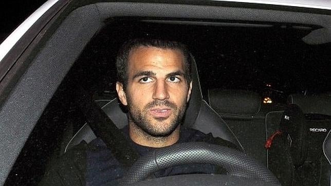 El futbolista del Chelsea, Cecs Fabregas, al volante de su automóvil.