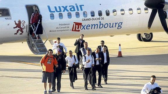 Reciente llegada a Agoncillo de la selección de fútbol de Luxemburgo.