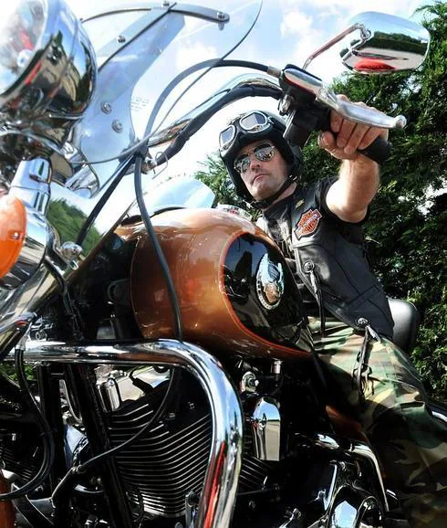 Motero conduce una Harley en una ruta por Bizkaia.
