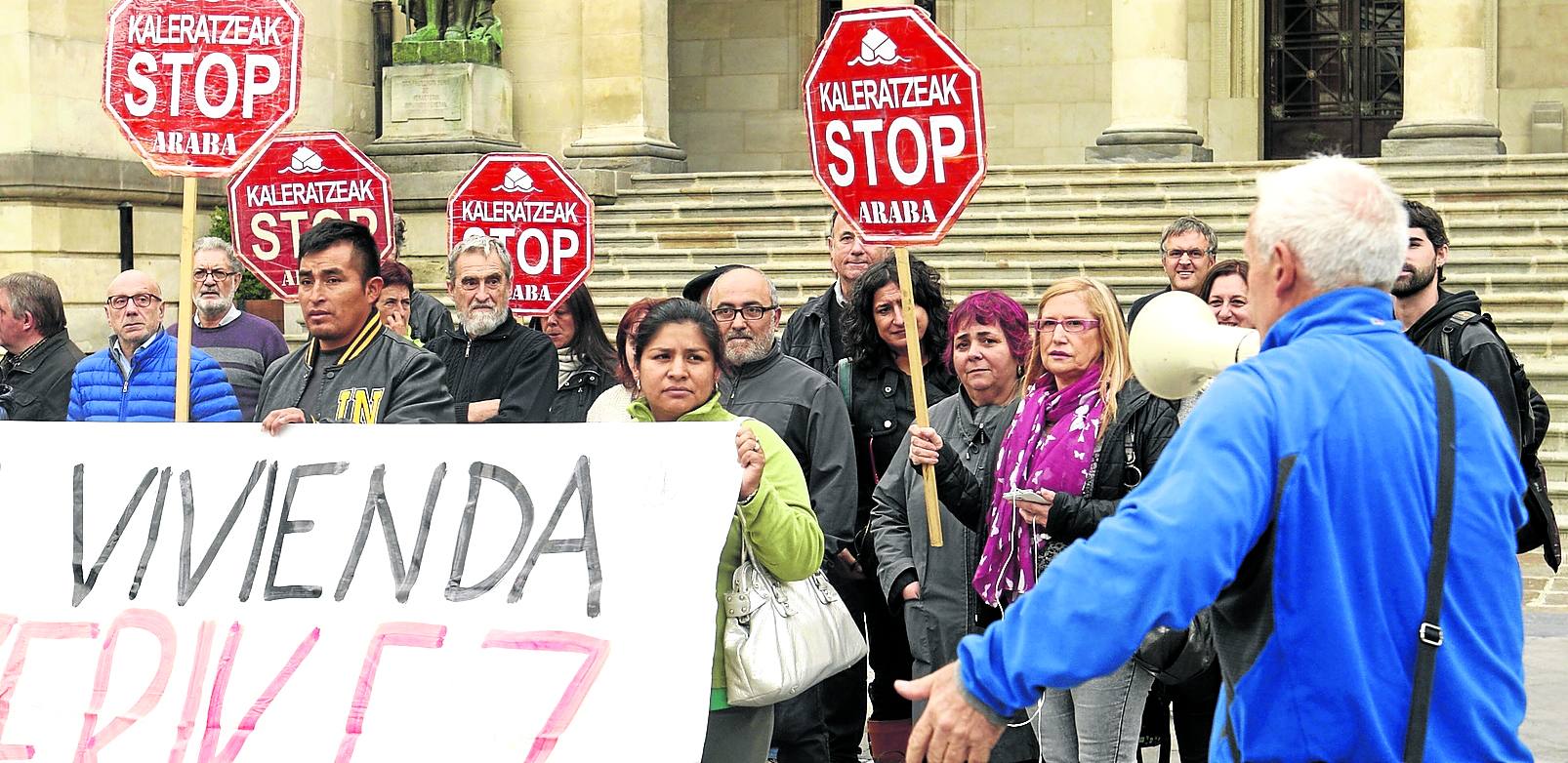 Miembros de la plataforma Kaleratzeak Stop Araba y junteros se concentraron ayer en la escalinata del Palacio foral. 