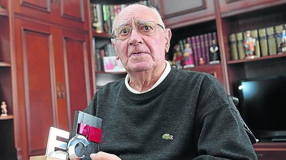 Ramón Jiménez, Zape, en su domicilio, con el trofeo que le acredita como Alavés del Mes. 