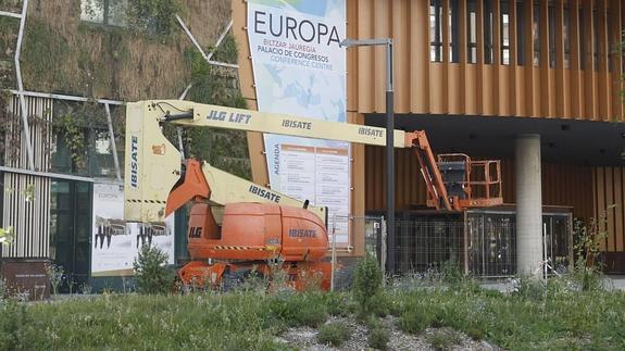 La maquinaría de las obras aún está en los accesos al Europa. 