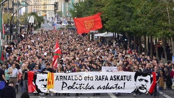 Miles de personas tras la cabecera de la marcha de este sábado en San Sebastián.  