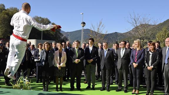 Autoridades y directivos de la planta asisten al aurresku de honor en la planta de Zabalgarbi. 