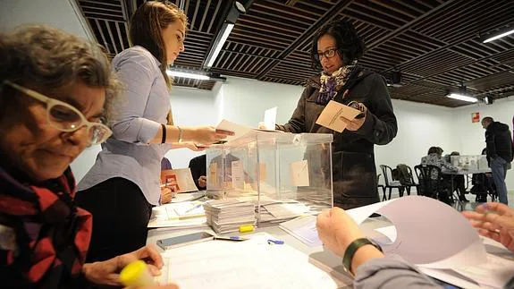 Imagen de una de las mesas electorales de Vitoria en las pasadas elecciones locales
