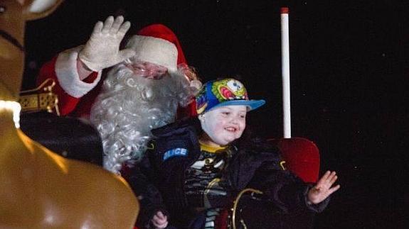 Evan Leversage junto a Papa Noel.