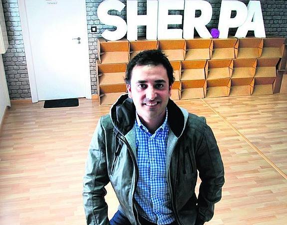 Uribe-Etxebarria posa en la sede de Sherpa, en Erandio. 