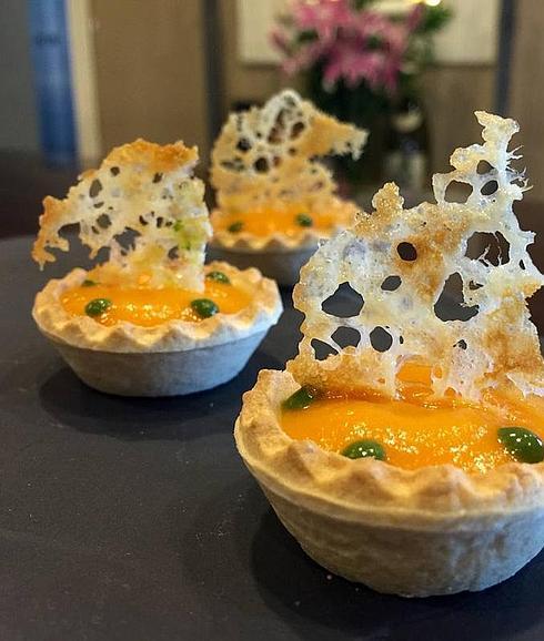 Tartaleta de queso rellena de calabaza y gambas.