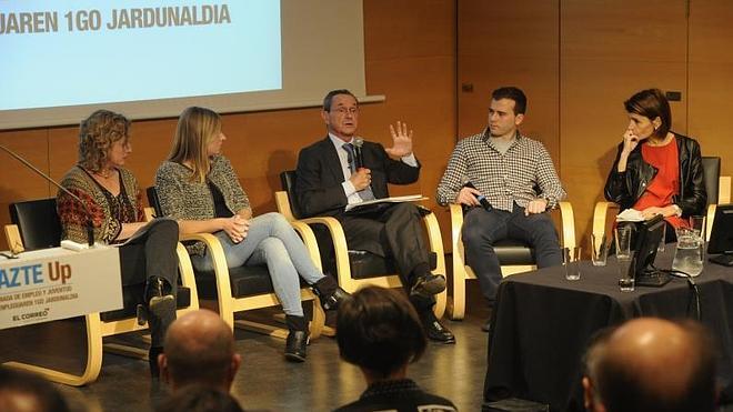 Cristina González, Ángel Toña y Nerea Melgosa, con dos jóvenes en las jornadas.