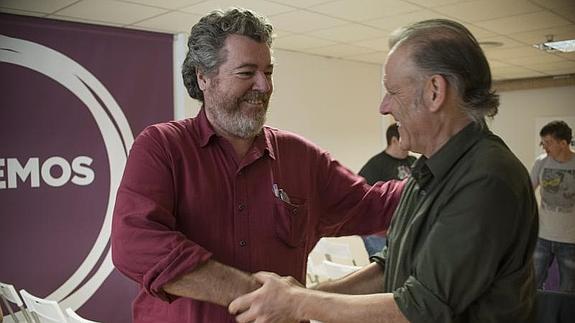 López de Uralde, con Roberto Uriarte, de Podemos Euskadi, hoy en Bilbao. 