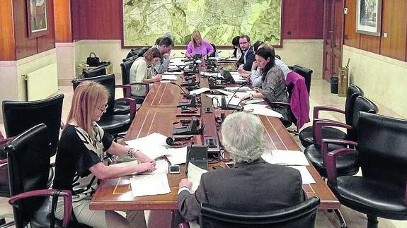 Tres concejales del equipo de gobierno, cinco del PP y dos del PSE permanecieron en la sala de comisiones. 