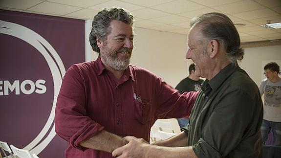 Juantxo López Uralde y Roberto Uriarte escenifican el acuerdo Equo-Podemos la semana pasada en Bilbao. 