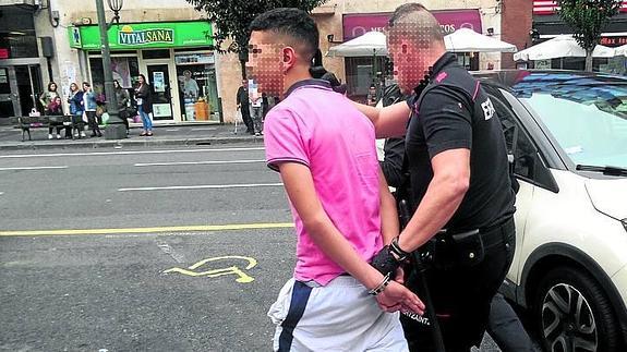 Agentes proceden al arresto de uno de los asaltantes.