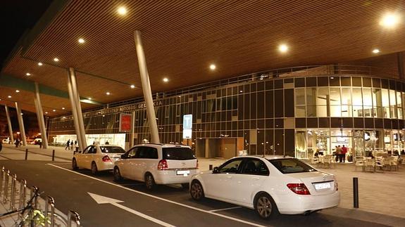 Varios taxis, en la parada de la estación de autobuses de Vitoria. 