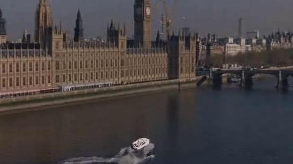 El agente 007 en plena persecución por el Támesis. 