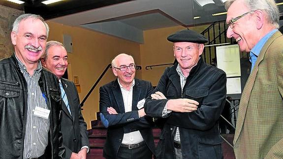 Ibarretxe, Lasagabaster -a su izquierda- López de Lacalle, Pedro León, y un organizador.