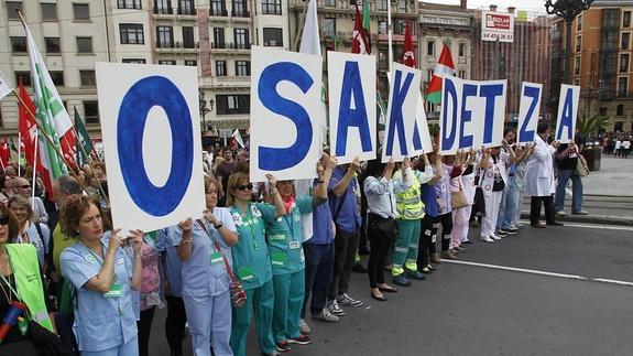 Trabajadores de Osakidetza se manifiestan por la Gran Vía de Bilbao el pasado mes de abril.