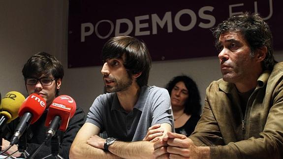 Eduardo Maura (c), candidato de Podemos en Bizkaia, durante su comparecencia. 