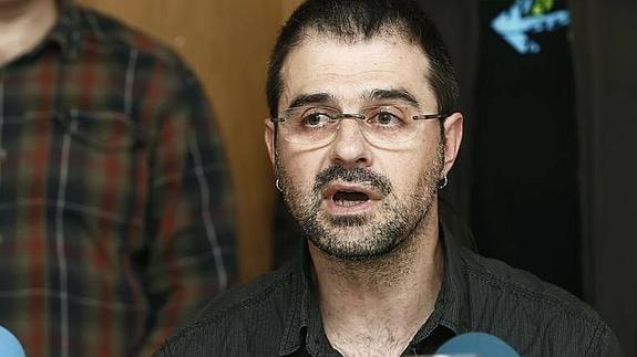 El exdirigente abertzale Peio Jon Sanchez Mendaza en la rueda de prensa ofrecida en Pamplona.